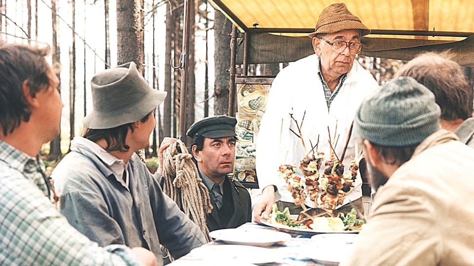 Petr Čepek a Vlastimil Brodský ve filmu Smích se lepí na paty.
